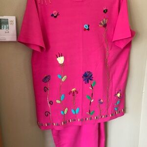 2 piece set Quacker Factory top and capri pink Lg embroidered